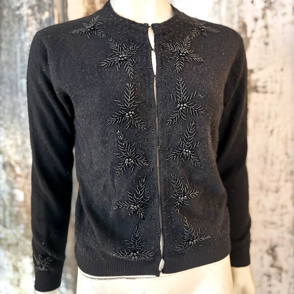 Vintage cashmere beaded cardigan from 1950s. Excellent vintage condition! - Picture 1 of 8